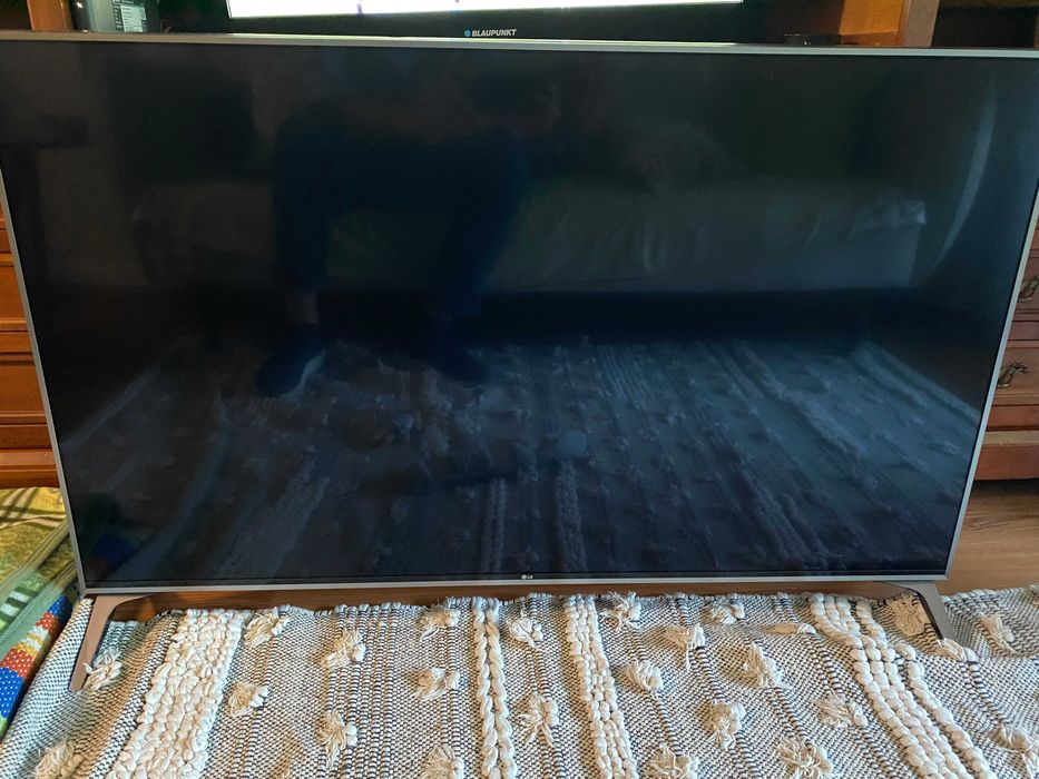 TV LG Super UHD 4K 49" como nova.