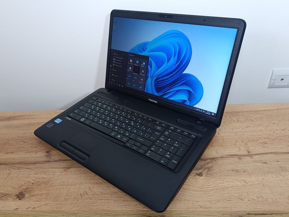 17.3 ноутбук Toshiba/i3-2310M/SSD 256GB/8GB Ram/Батарея 3 години
