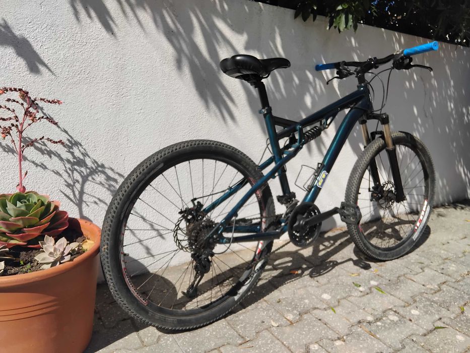 Bicicleta suspensão total