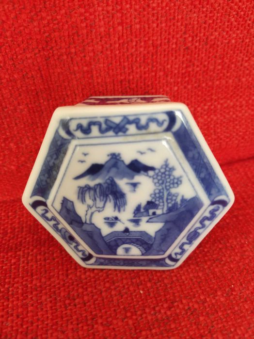 Caixa hexagonal em porcelana azul e branca