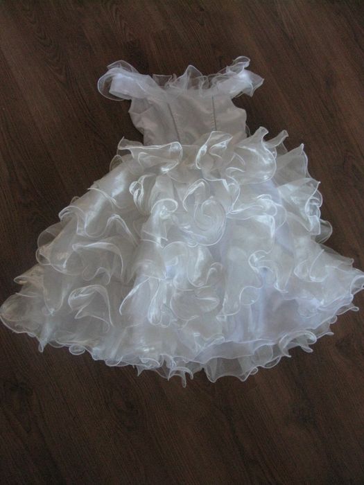 Продам красивое нарядное платье на 3-4 года