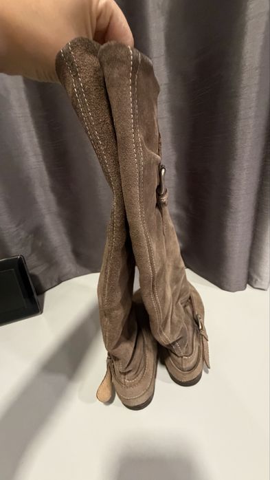 Botas castanhas com fivelas