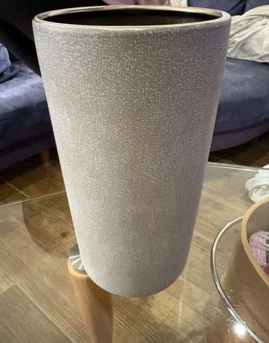 Vaso decorativo com rosto e flores artificiais