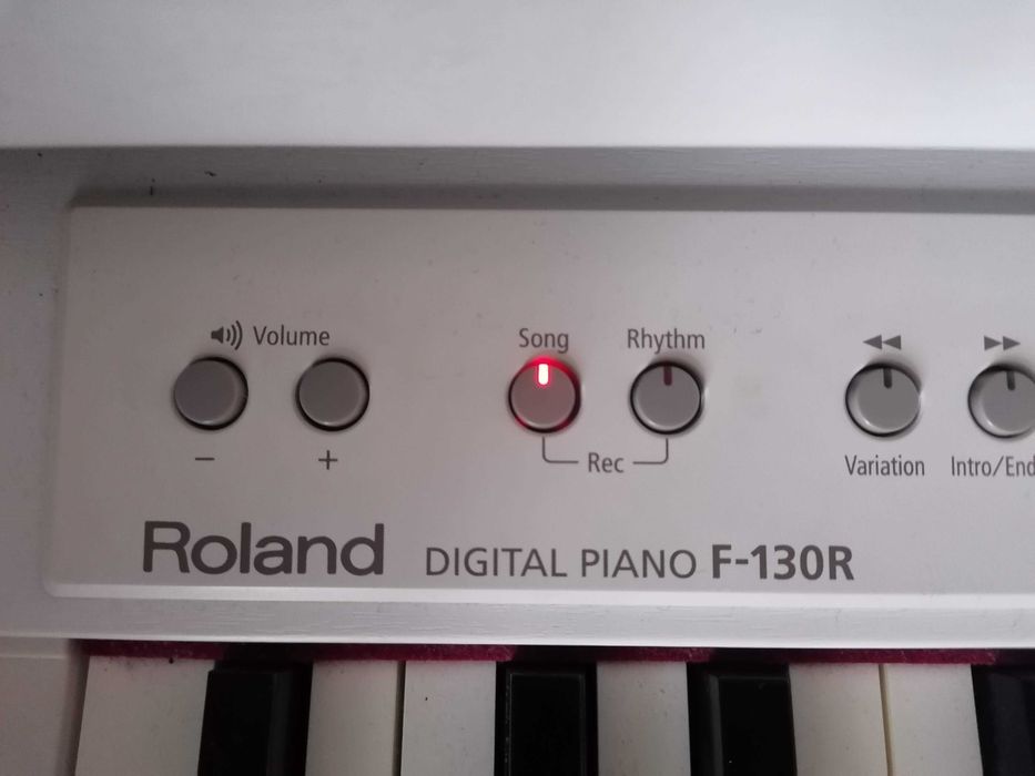 【8/10まで】 Roland F-130R 電子ピアノ(ホワイト)送料込み 電子ピアノ】ローランド最新機種F-130R、RP401R 先行展示して