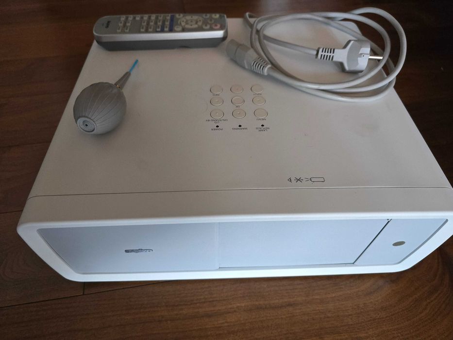 Projektor Sanyo PLV-Z700 + nowa lampa