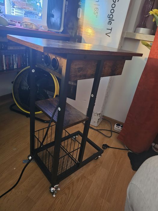 Pułka na kółkach z otwieranym schowkiem i przedłurzaczem