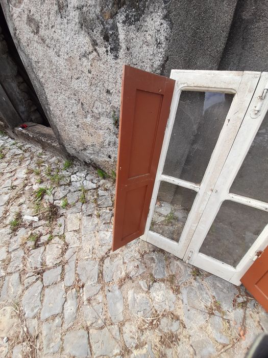 Janela de madeira antiga maciça.463108654499123203