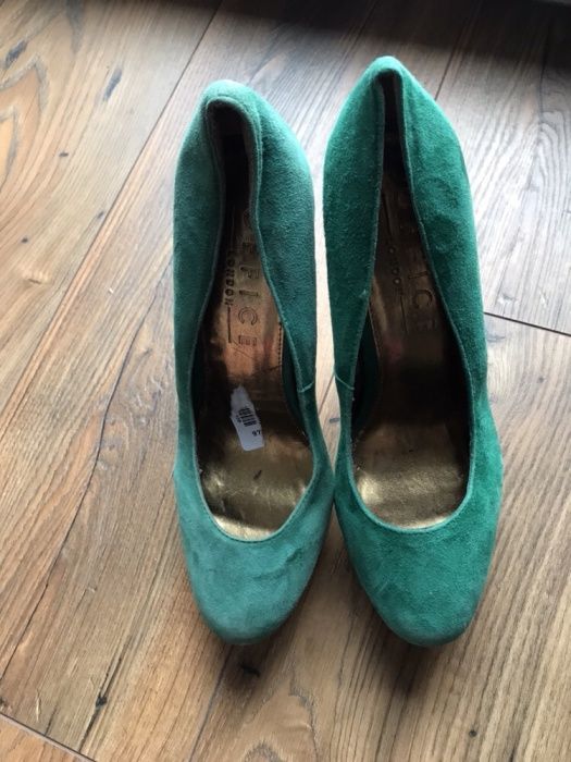 Zielone piękne szpilki