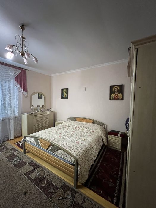 Продаж двох будинків у одному дворі.