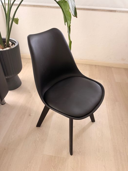 Cadeiras Preto Confortáveis cozinha ou sala