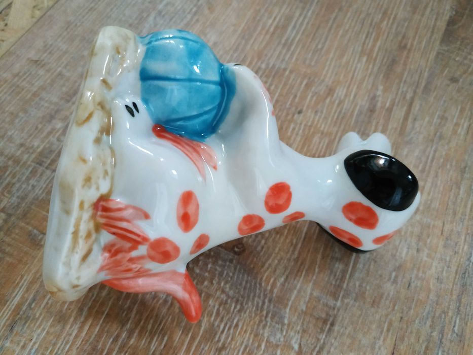 Собака  з м'ячем