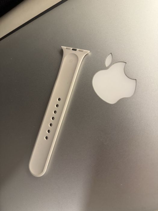 Nowy pasek Apple Watch M/L - widoczny na zdjeciu.