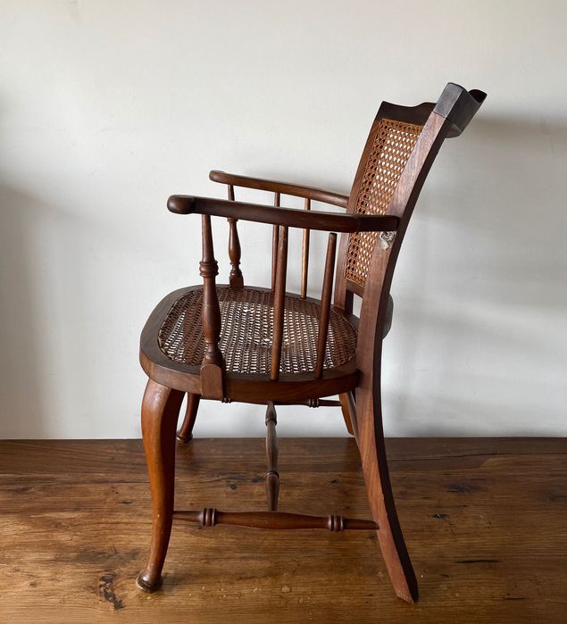 Duas cadeiras antigas com palhinha