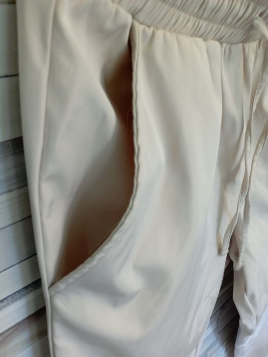 Spodnie damskie beżowe śliski materiał