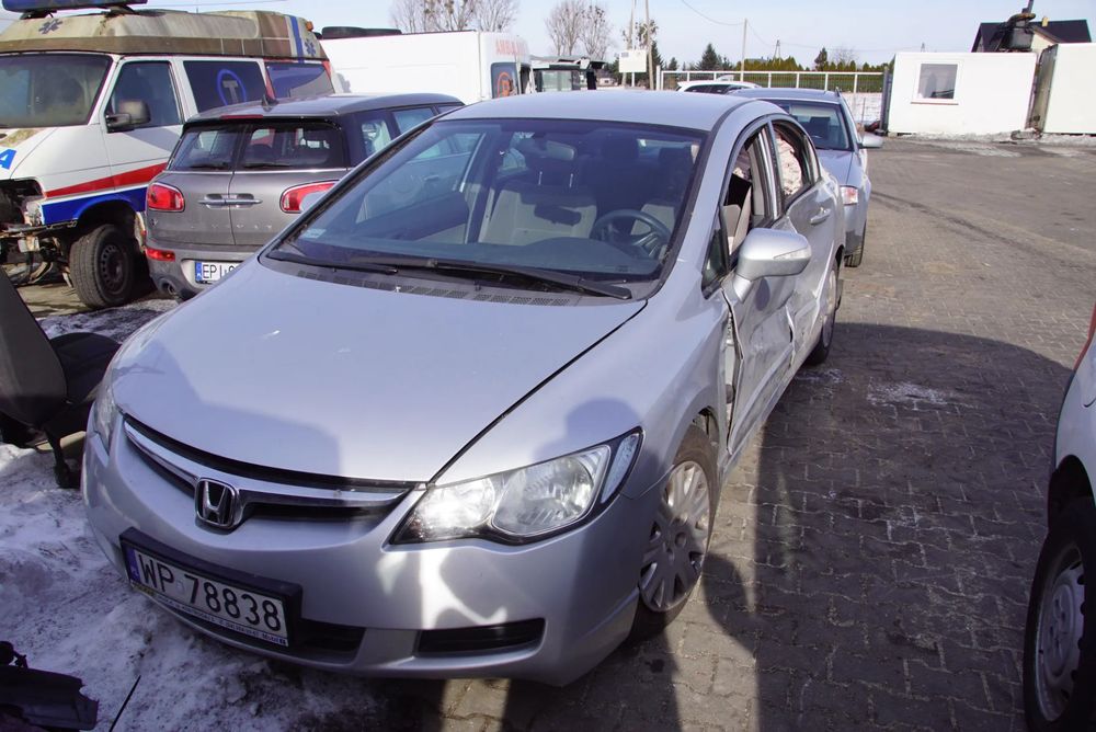Auto na części - Honda Civic VIII 1.8 i-VTEC 140 KM R18A2 NH700M 2006R Silnik Skrzynia Drzwi Maska Błotnik Klapa Zderzak Lampa Lusterko Klamka Szyba Deska Kokpit Sterownik Moduł Czujnik Licznik Wyświetlacz Panel Kierownica