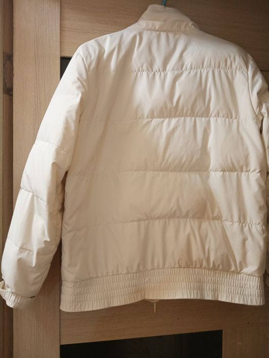 Продам куртку женскую белого цвета