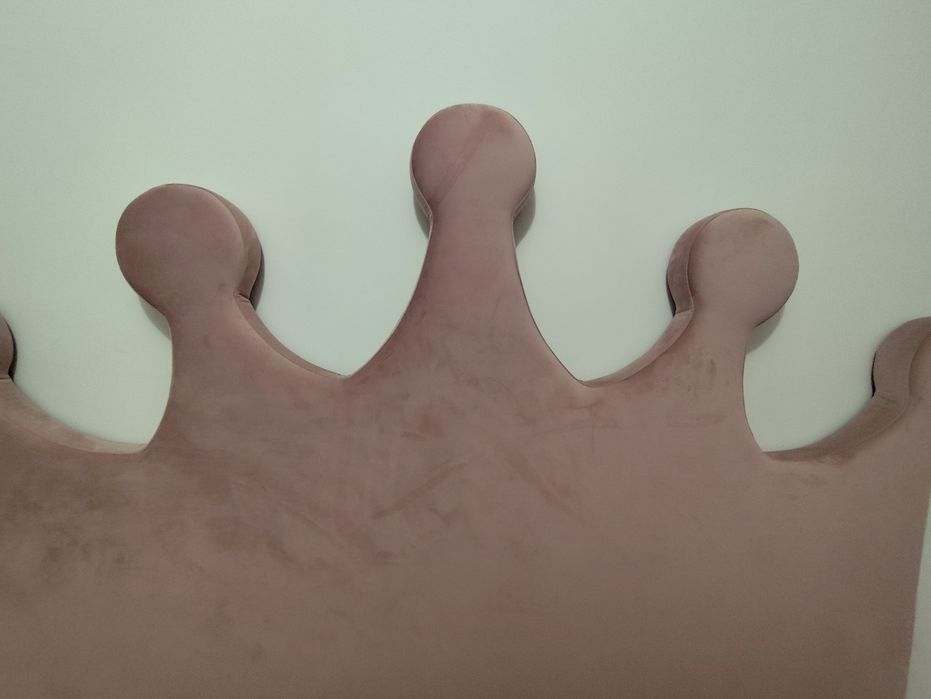 Grande Cabeceira de cama em veludo rosa.