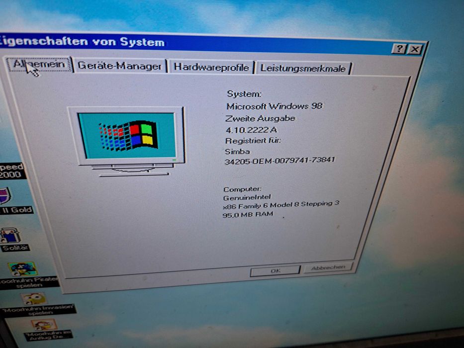 Stary retro komputer stacjonarny Creative