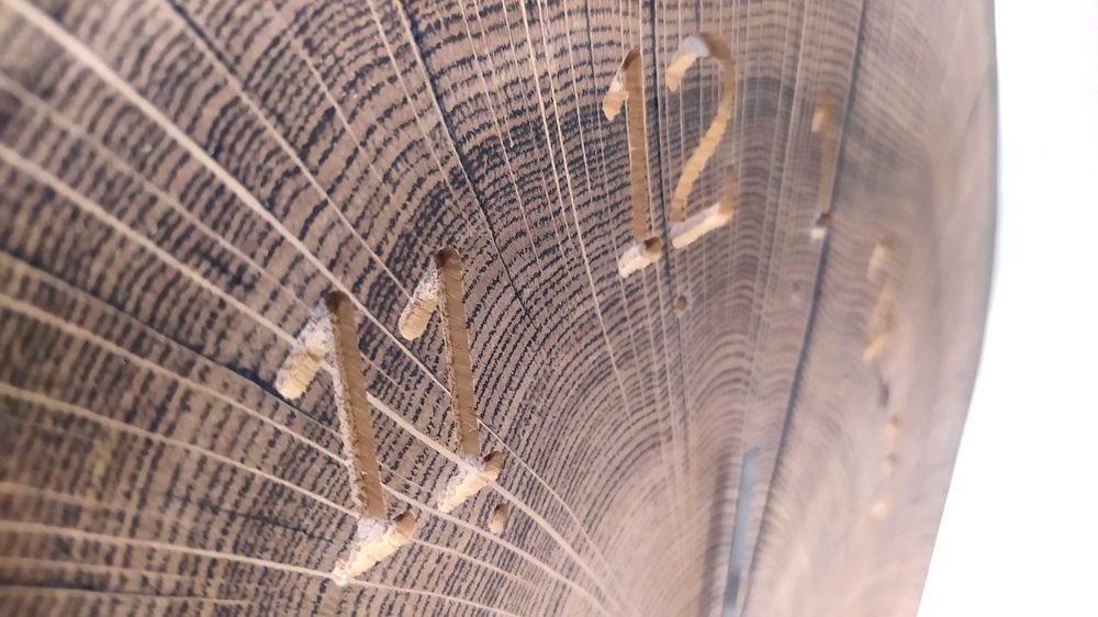 Zegar ścienny plaster dębowy żywica dąb olej czarny prezent