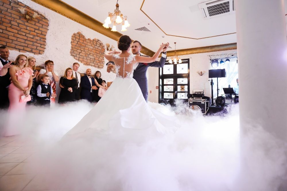 Suknia ślubna o rozmiarze 38 .