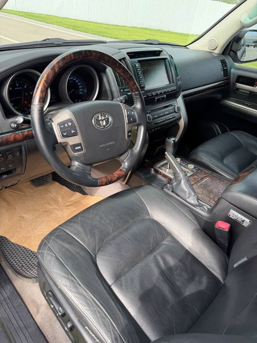 Toyota Land Cruiser 200