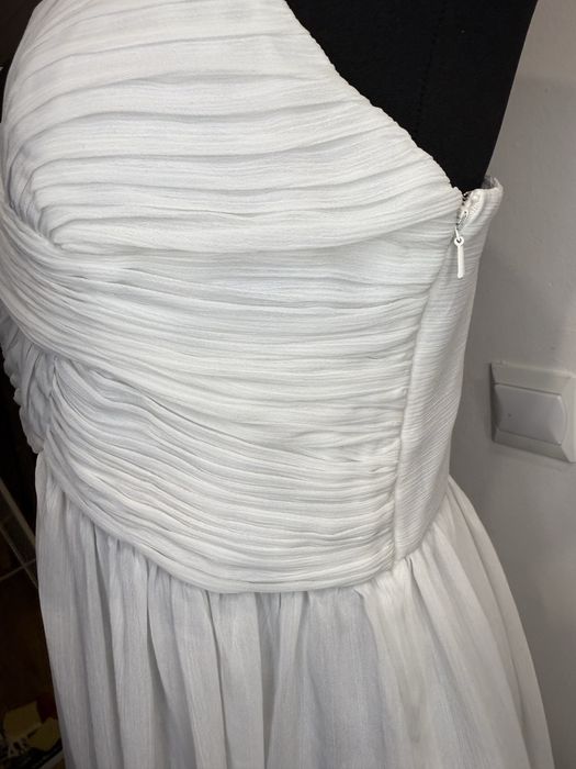 Biała sukienka na grubych ramiączkach krótka biała sukienka