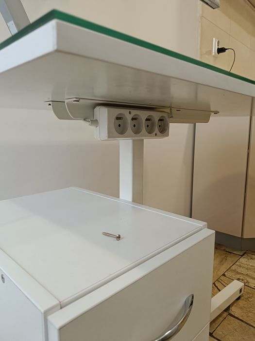 Stolik kosmetyczny manicure