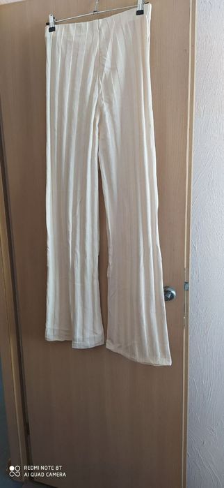 Брюки молочно- белого цвета