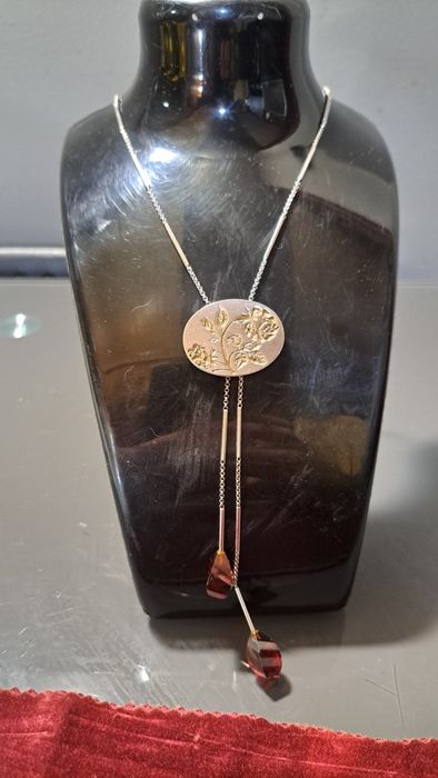 Fio colar em prata da Kenzo.