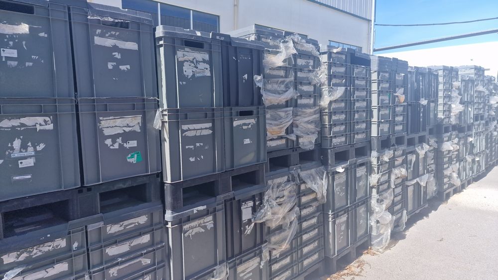 Caixas palotes em plástico com tampas