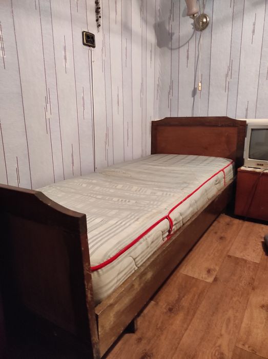 Ліжко +матрас +пружинний каркас.