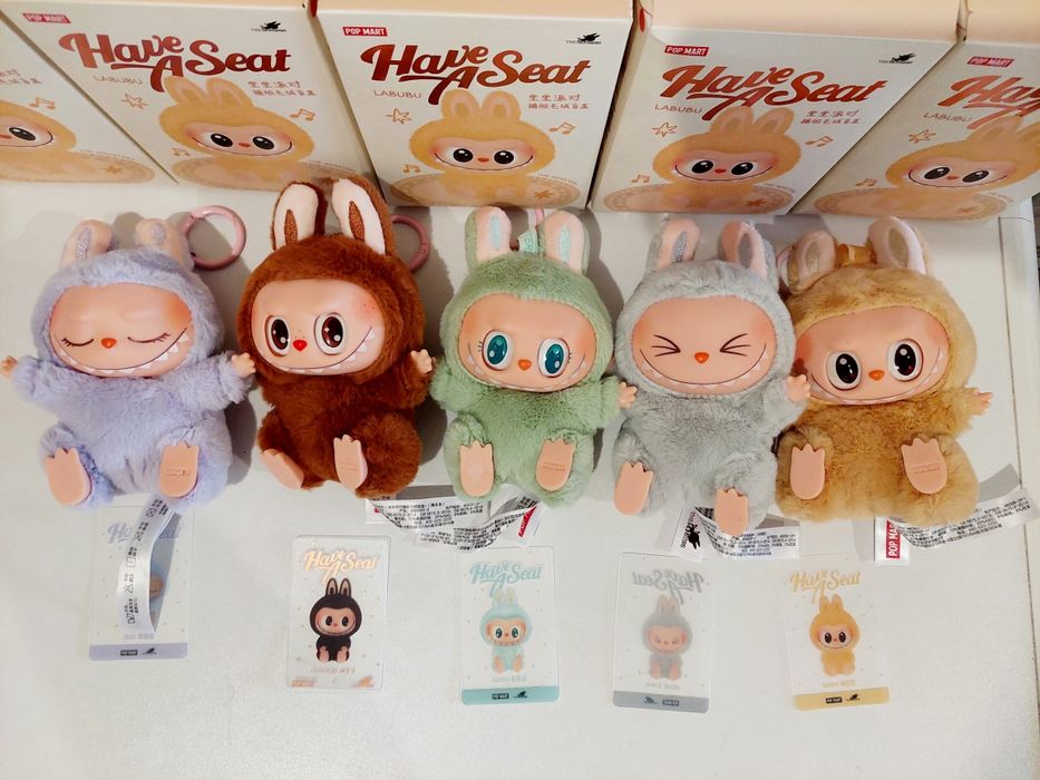 Лабубу брелок Have a seat