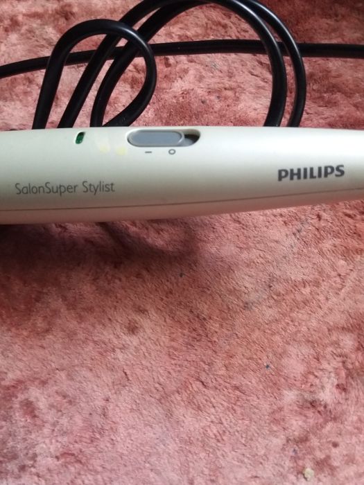 Фен-плойка для укладки волос.