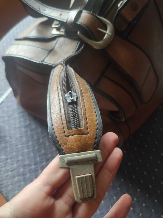 Antiga mala de viagem em pele