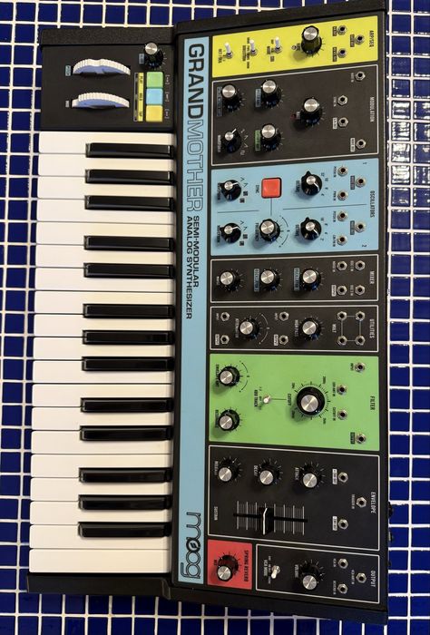 Moog Grandmother - półmodularny syntezator analogowy