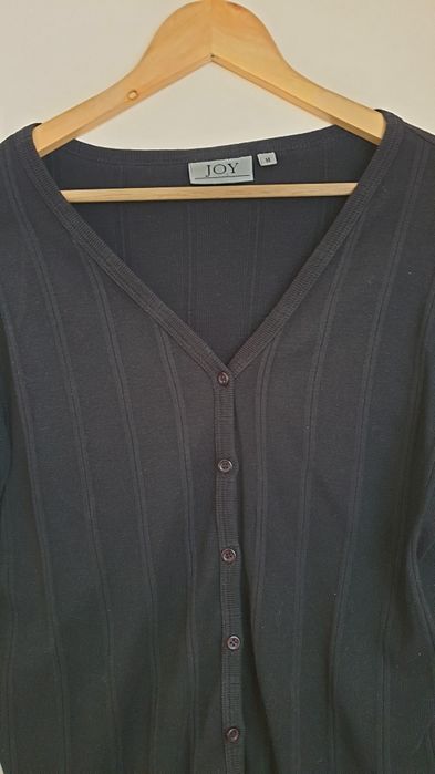 Czarny sweter zapinany na guziki