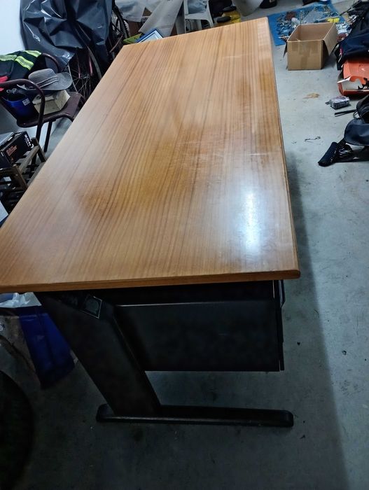 Secretária com gavetas