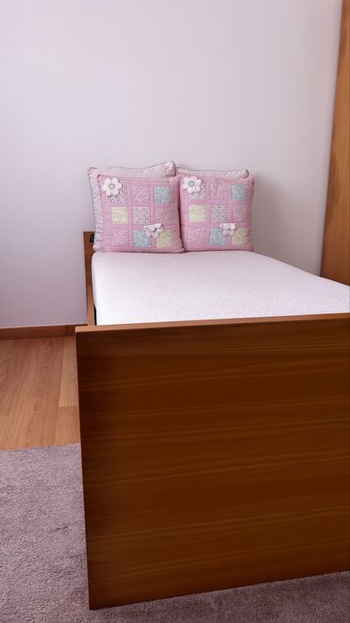 Cama individual em madeira maciça com 3 gavetões + colchão, estrado, colcha e almofadas