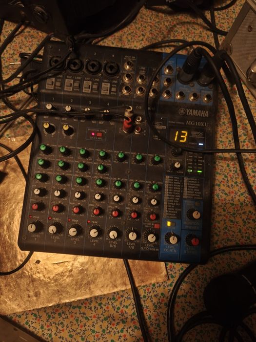 Sistema de som, amplificador e colunas e duas luzes led