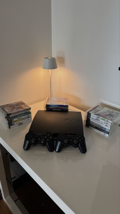 PlayStation3- 250GB + 2 comandos + 20 jogos