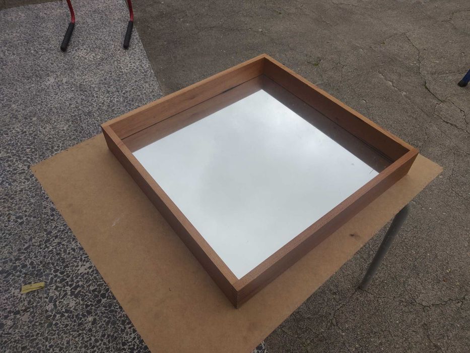 Espelho com borda em madeira