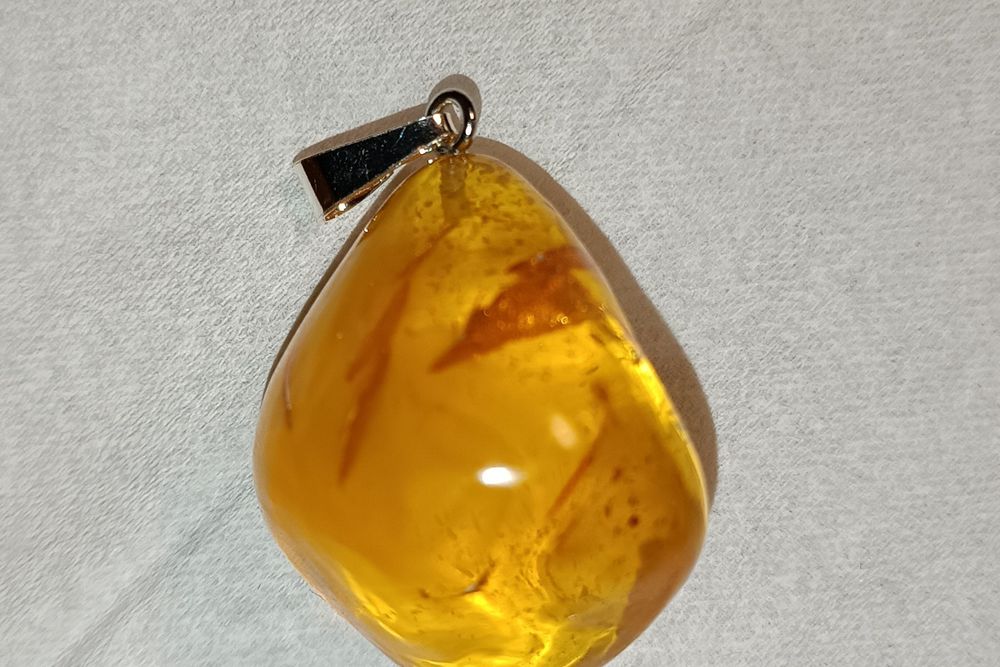 wisiorek z bursztynu bałtyckiego