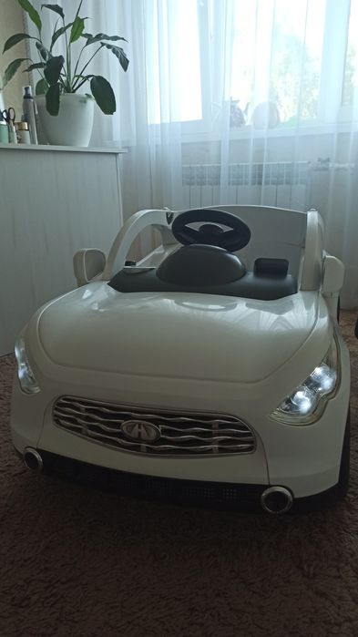 Машина дитяча біла