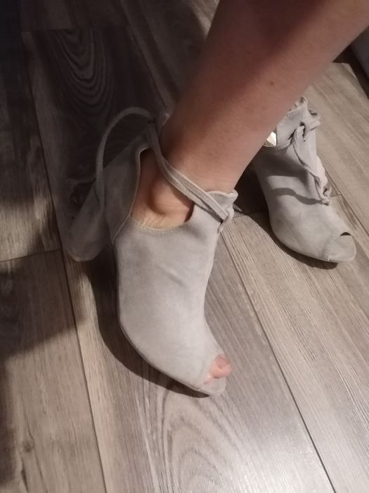 Szare buty na słupku