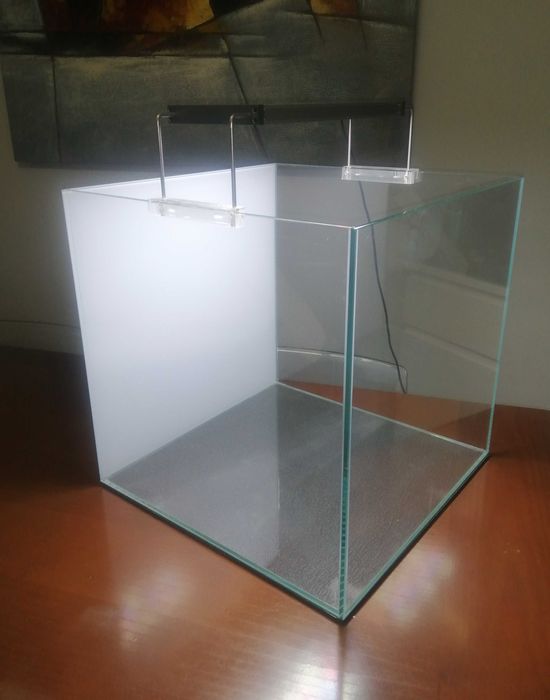 Aquário Cubo 64L (40cm) + Calha Twinstar 300E III WRGB (Estado Impecável)