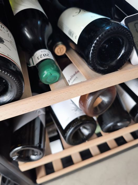 Cave de vinhos Metro para 42 garrafas