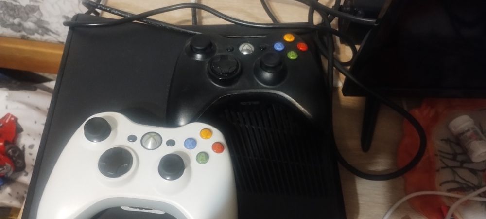 Продам х бокс 360 на 512 гіг з прошивкою FREBOOT два джойстика