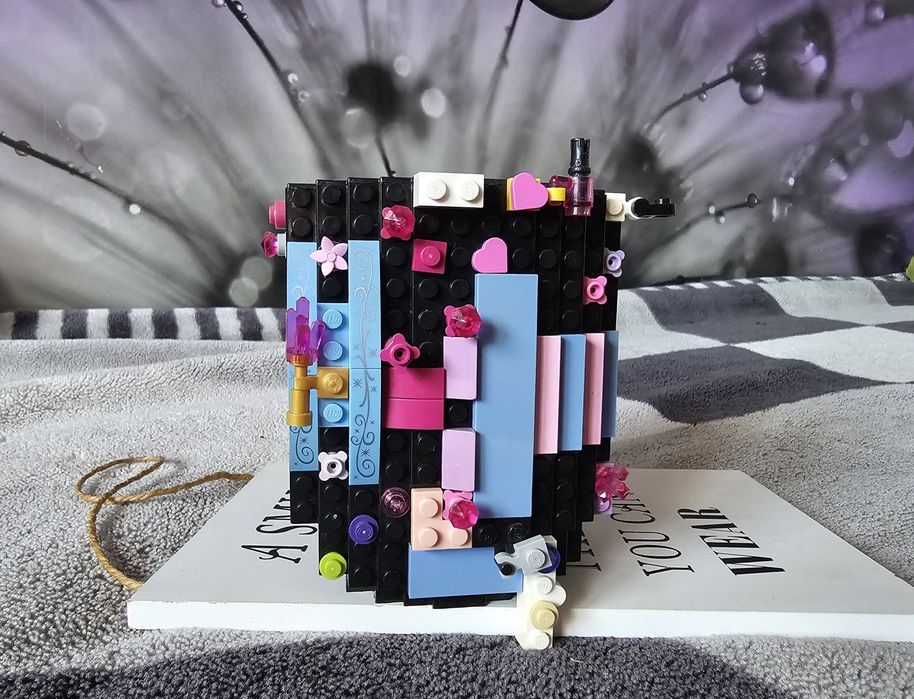 Czarny kubek lego z niebieskimi/różowymi/fioletowymi dodatkami