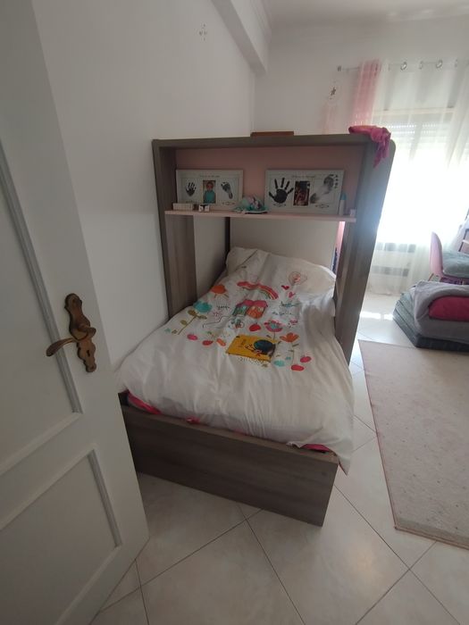 Beliche rosa cinzento e branco com roupeiro