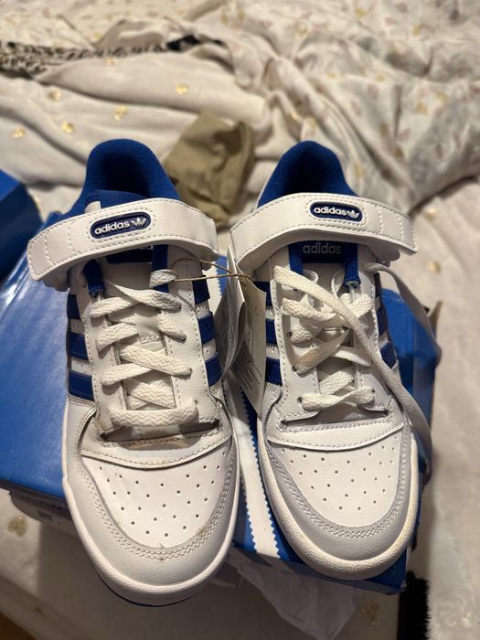 Tenis adidas forum low